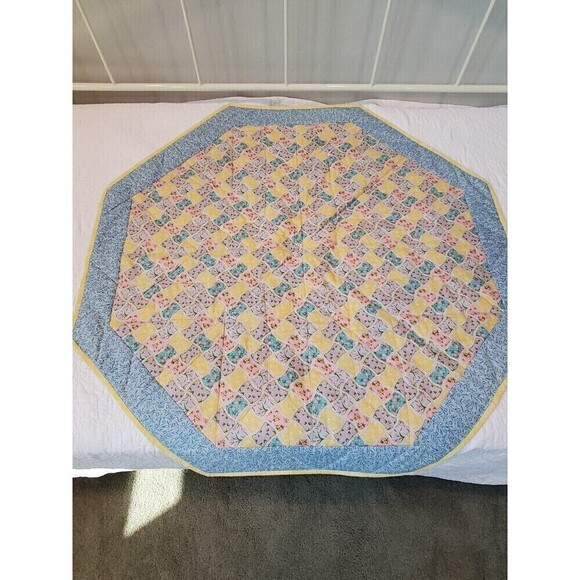 VINTAGE HANDMADE OCTAGON QUILT TABLE TOPPER RUG STAR PATTERN CATS STARS - Picture 2 of 11